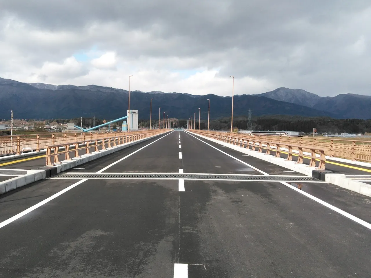 ①長井白鷹線荒砥橋掛替工事(アルミ防護柵+特殊指定色塗装)