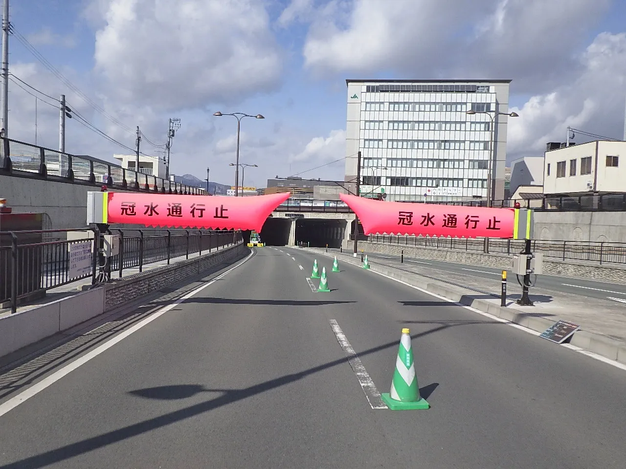 大雨によるアンダーパスの車両水没事故を防ぐ！山形市で施工した「エアー遮断機」